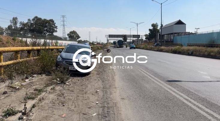 URGENTE: ‘Bache mortal’ destroza llantas y conductores quedan varados