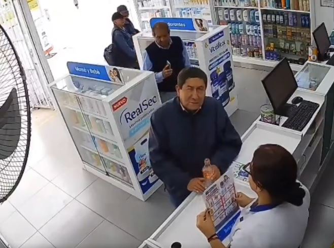 VIDEO: ‘¡De película!’; banda de ancianos comete robo en una farmacia