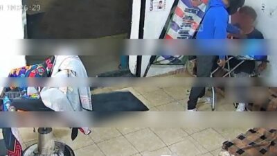 VIDEO: ‘¿Es todo?’; asaltante golpea a empleado y se lleva el Xbox de una barbería