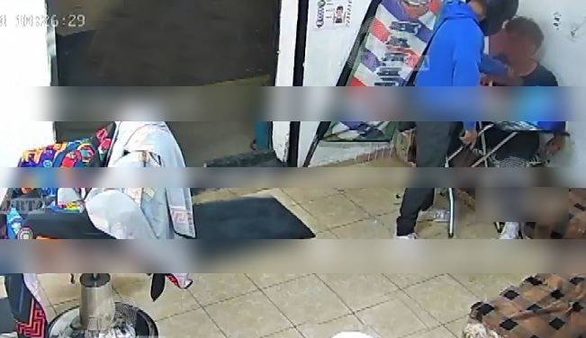 VIDEO: ‘¿Es todo?’; asaltante golpea a empleado y se lleva el Xbox de una barbería