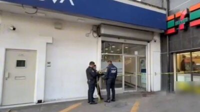 IMPACTANTE: Señor tropieza en el cajero, rompe la puerta y queda grave