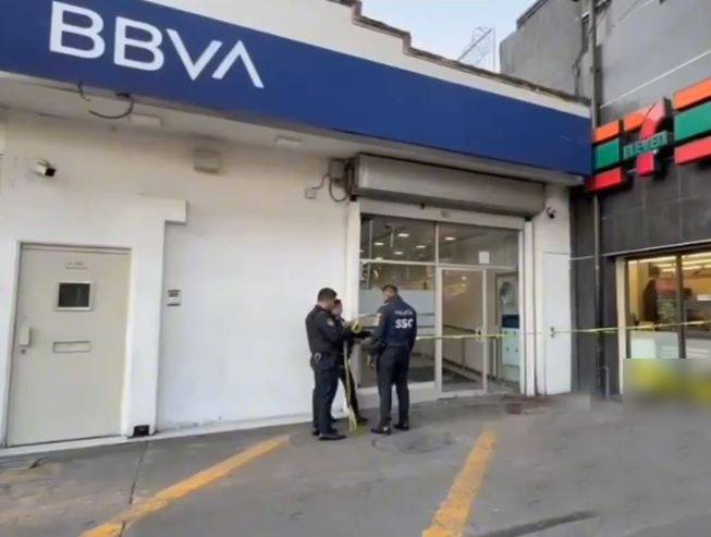 IMPACTANTE: Señor tropieza en el cajero, rompe la puerta y queda grave