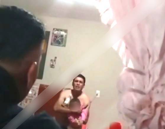 VIDEO. ‘¡Ni te me acerques!’; sujeto drogado toma a su bebé de rehén y amenaza con matarla