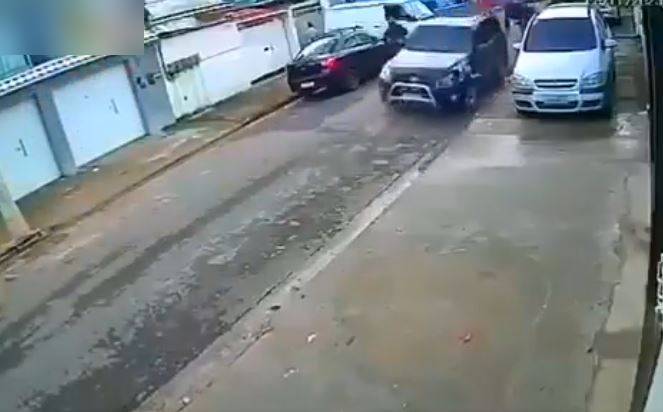 VIDEO: Asaltante muere aplastado por su víctima; le pasó la camioneta dos veces