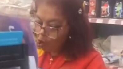 VIDEO: Empleada de Oxxo golpea a cliente que reclamaba por un retiro