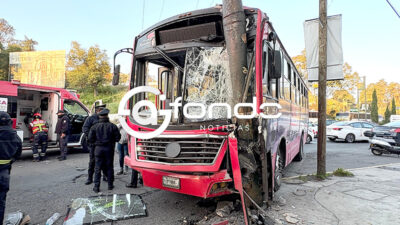CAFRES. Chocan camión de pasajeros y taxi; 15 pasajeros resultan heridos en Edomex