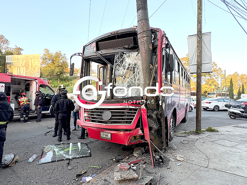 CAFRES. Chocan camión de pasajeros y taxi; 15 pasajeros resultan heridos en Edomex