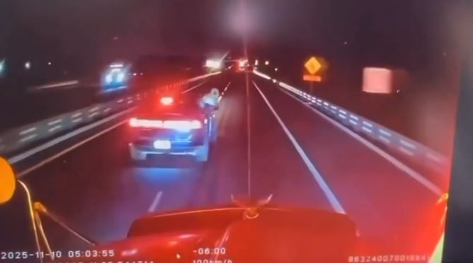 VIDEO: Criminales usan láser para atacar a un tráilero en la autopista