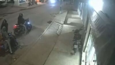 VIDEO: Asaltantes en motos atacan a  jóvenes y les quitan su vehículo