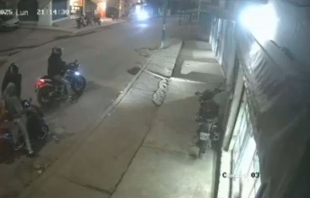 VIDEO: Asaltantes en motos atacan a  jóvenes y les quitan su vehículo