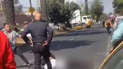 VIDEO: Choferes se dan con todo a media avenida y uno termina inconsciente