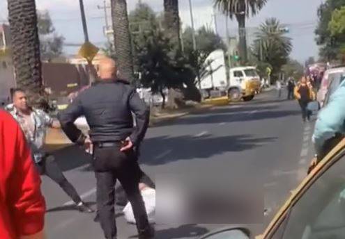 VIDEO: Choferes se dan con todo a media avenida y uno termina inconsciente