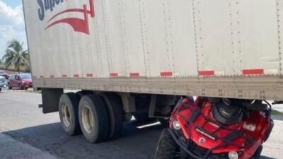 VIDEO: Estudiante universitario en cuatrimoto muere aplastado por un tráiler