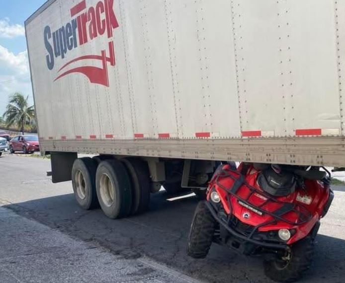 VIDEO: Estudiante universitario en cuatrimoto muere aplastado por un tráiler