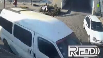 VIDEO. Graban momento en que una combi de pasajeros se estrella y deja dos muertos en Edomex