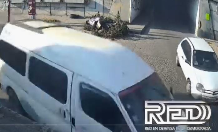 VIDEO. Graban momento en que una combi de pasajeros se estrella y deja dos muertos en Edomex