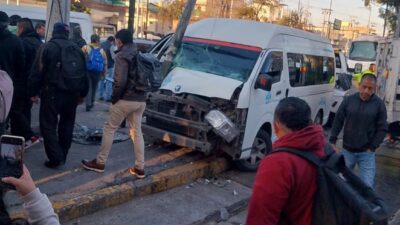 ACCIDENTE: Combi de pasajeros choca y termina contra un poste; hay heridos