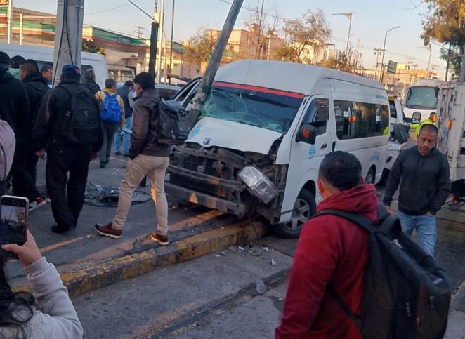ACCIDENTE: Combi de pasajeros choca y termina contra un poste; hay heridos