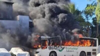 VIDEO: Alumnos del Conalep incendian camión porque no les dieron sus becas