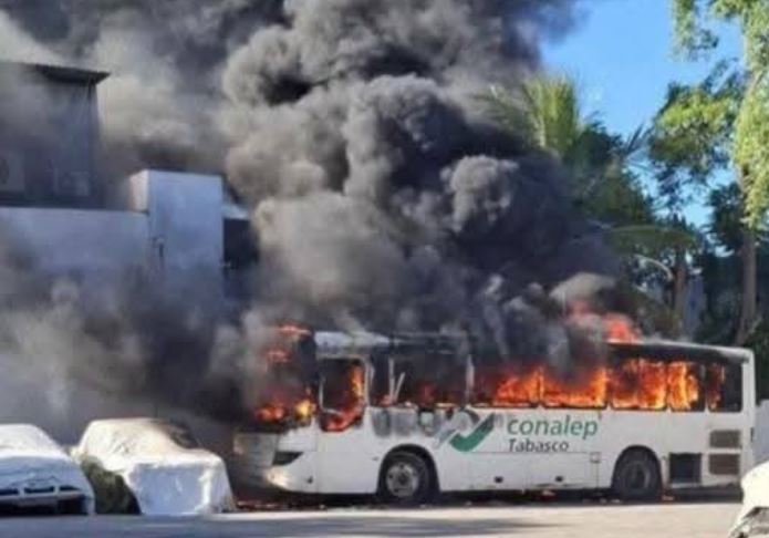 VIDEO: Alumnos del Conalep incendian camión porque no les dieron sus becas