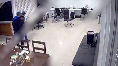 VIDEO: Sujetos encapuchados asaltan oficinas de ‘La Cotorrisa’ en Edomex