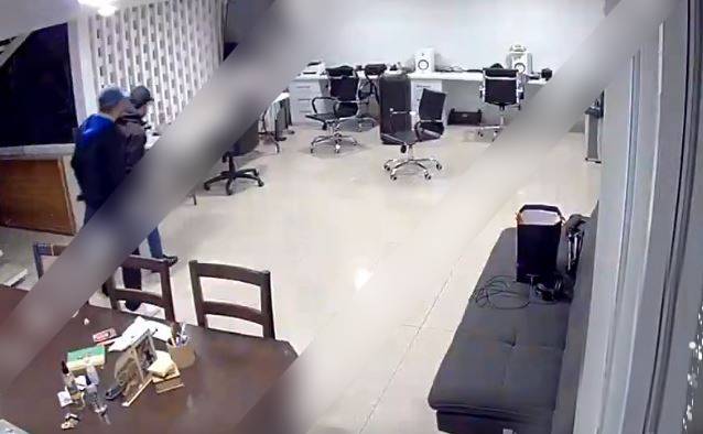 VIDEO: Sujetos encapuchados asaltan oficinas de ‘La Cotorrisa’ en Edomex