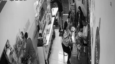 VIDEO: Falso cliente ataca a comensales en un negocio de crepas