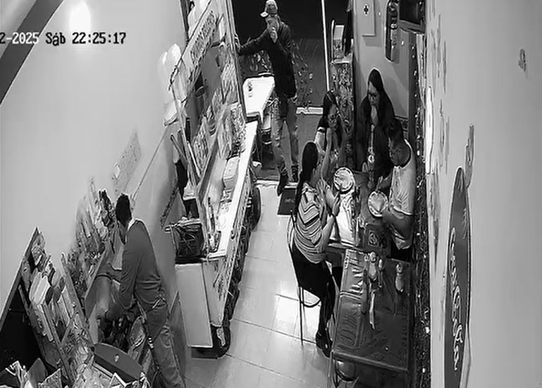VIDEO: Falso cliente ataca a comensales en un negocio de crepas