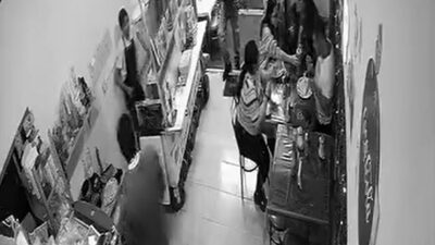 VIDEO: Asaltante finge tener una arma y roba celulares en una crepería