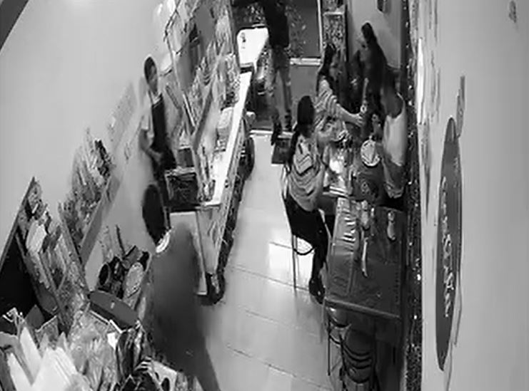 VIDEO: Asaltante finge tener una arma y roba celulares en una crepería