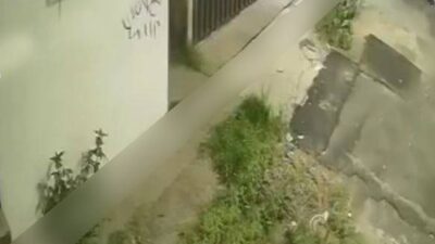 VIDEO: Asaltante ataca a un jovencito y lo obliga a quitarse la ropa