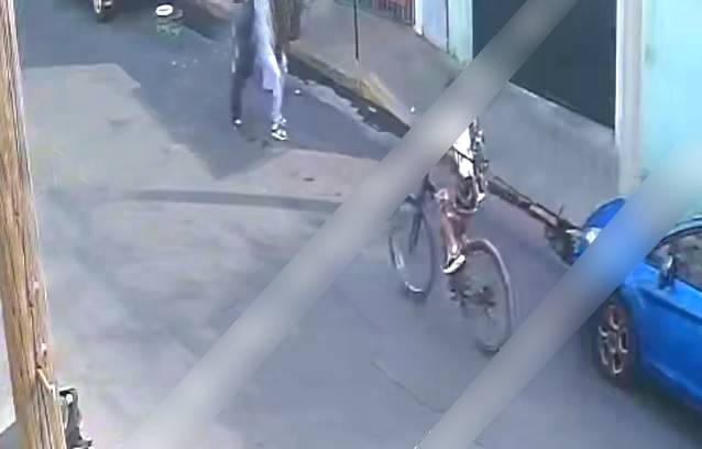 VIDEO: Graban fuerte agresión contra una mujer; un sujeto la sometió