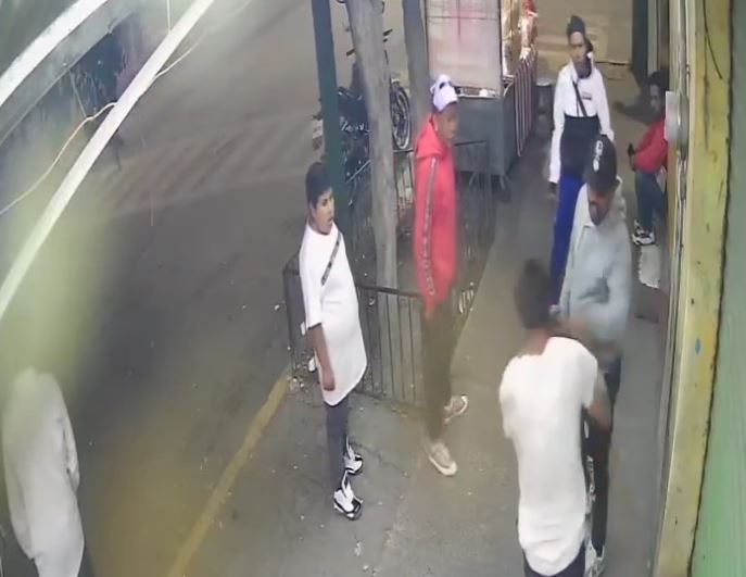 VIDEO: ‘Dulceros’ roban y dan golpiza a un vecino; todo quedó grabado