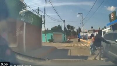 VIDEO: Madre pone a salvo a sus hijos mientras le robaban la camioneta