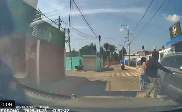 VIDEO: Madre pone a salvo a sus hijos mientras le robaban la camioneta