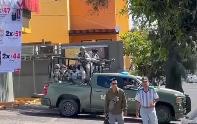 ATENCIÓN: Cuentahabiente retira 70 mil pesos de un Banamex y lo asaltan al salir