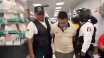 VIDEO: Gerente de Elektra le quita su moto a un cliente deudor y termina en la cárcel