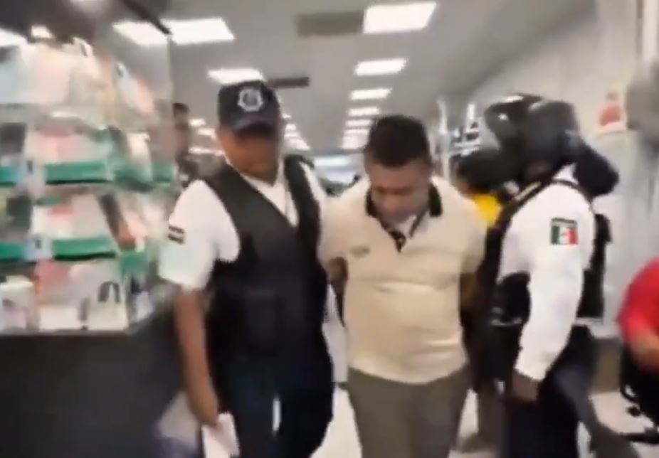 VIDEO: Gerente de Elektra le quita su moto a un cliente deudor y termina en la cárcel