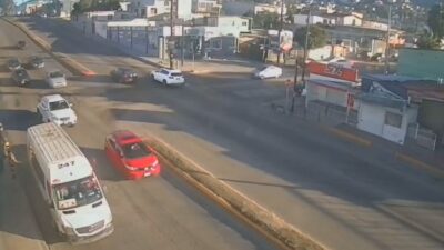 VIDEO: Joven no ve venir un auto y termina arrollado a varios metros