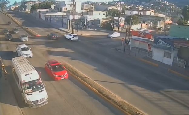 VIDEO: Joven no ve venir un auto y termina arrollado a varios metros