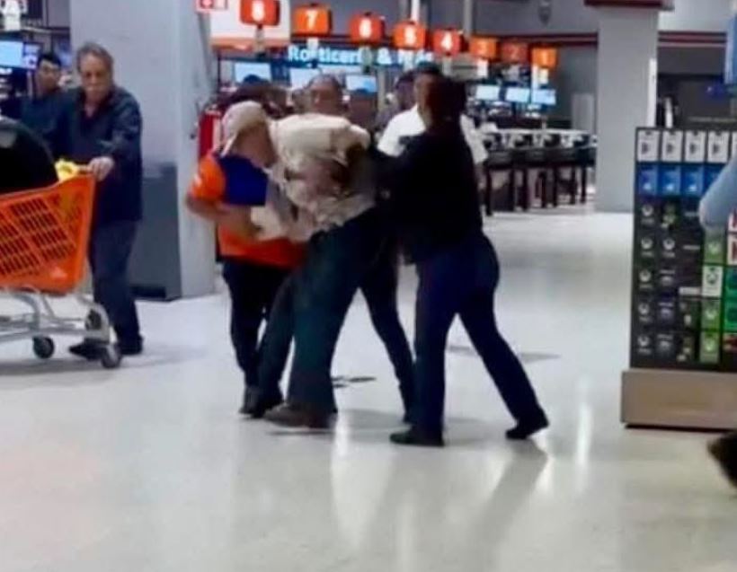 VIDEO: Abuelo fardero se llevaba herramienta del Chedraui y termina sometido