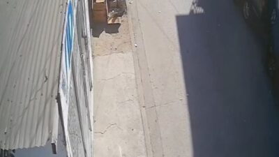 VIDEO: Sujeto presencia el asesinato de un policía y camina tranquilamente