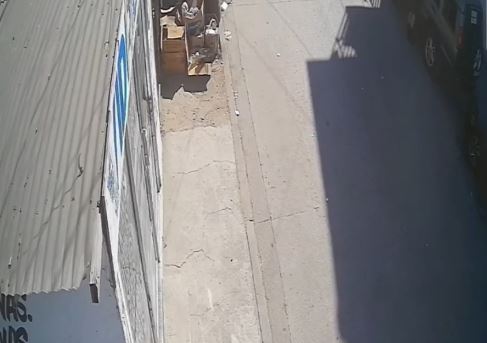 VIDEO: Sujeto presencia el asesinato de un policía y camina tranquilamente