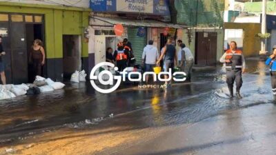 URGENTE: Enorme fuga de agua alerta a vecinos; el agua entra a varios hogares