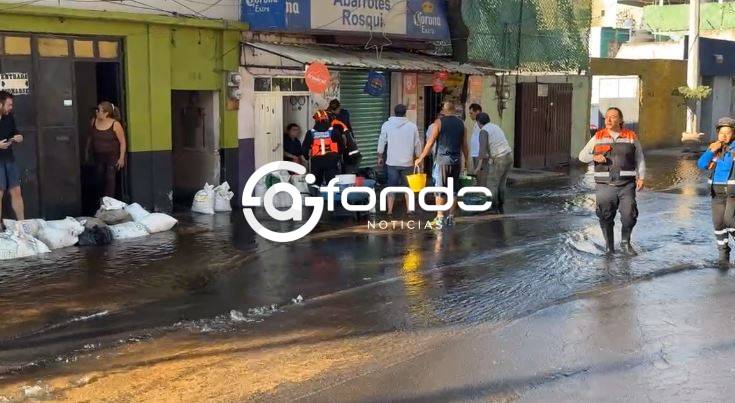 URGENTE: Enorme fuga de agua alerta a vecinos; el agua entra a varios hogares