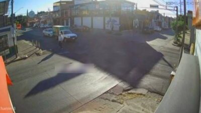 VIDEO: Sujetos en moto escapaban de la policía y dejan grave a un estudiante