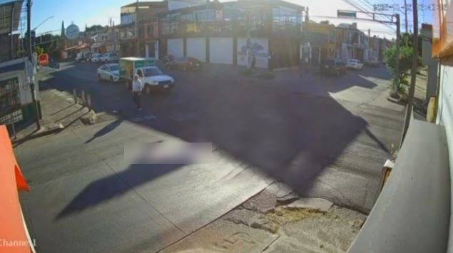 VIDEO: Sujetos en moto escapaban de la policía y dejan grave a un estudiante