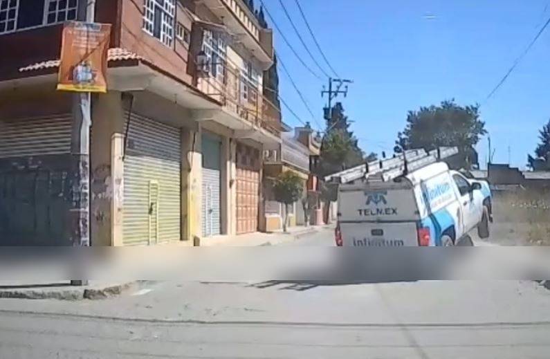 VIDEO: Graban extraño accidente; alguien puso una roca gigante a media calle