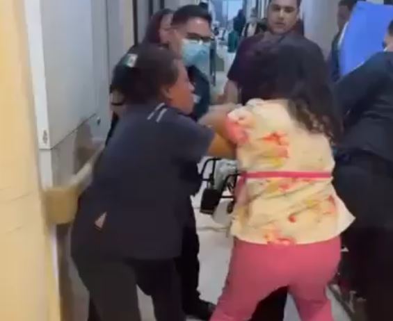 VIDEO: Paciente agarra a golpes a una doctora dentro de hospital del IMSS