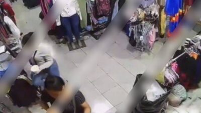 VIDEO: Asaltantes armados amenazan a mujeres y un niño en una tienda de ropa